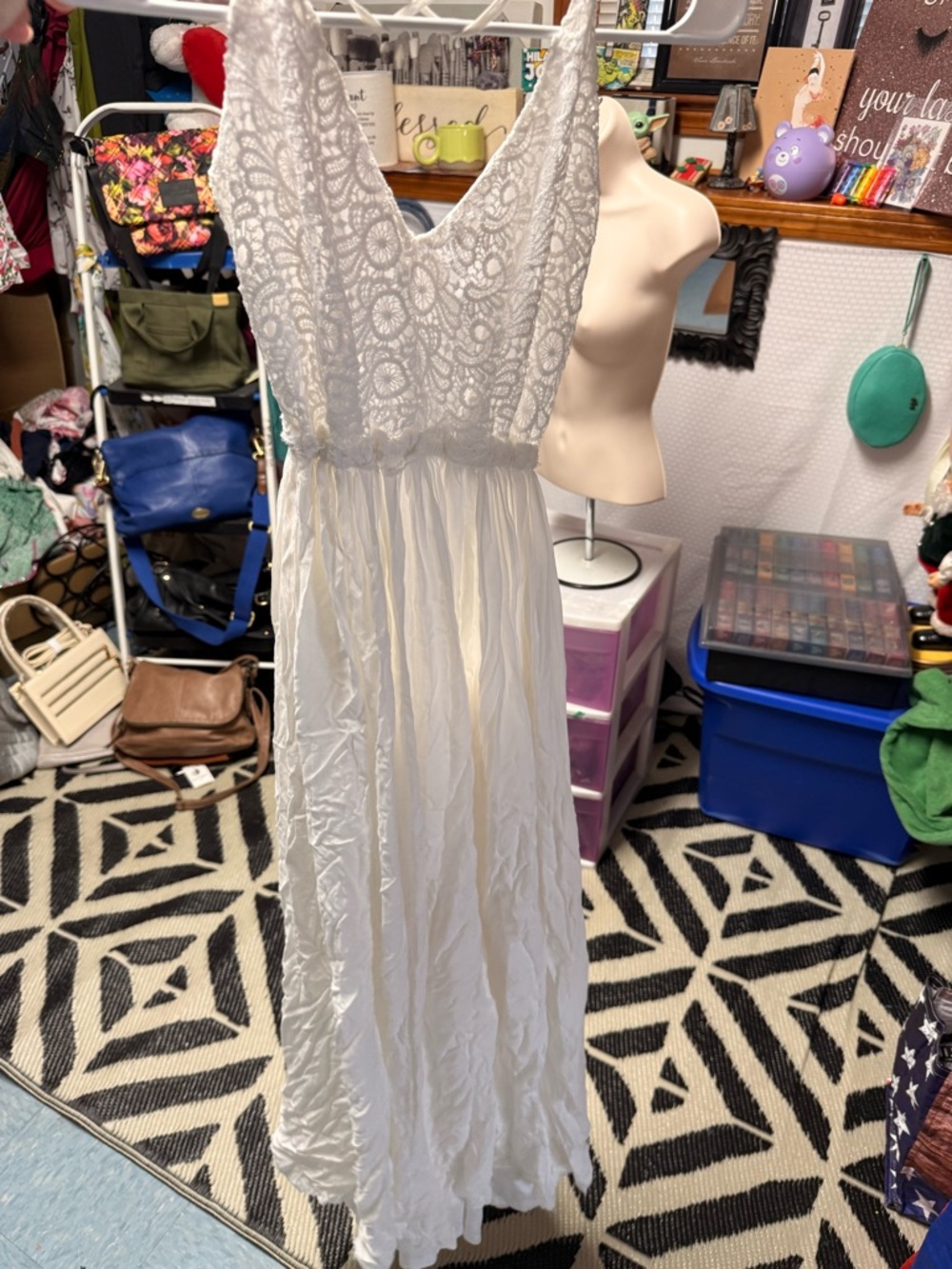 Forever 21 White Lace V-Neck Maxi Dress with Flowing Skirt